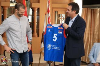 Gradonačelnik Nikolić priredio prijem za „zlatne“ Kragujevčane