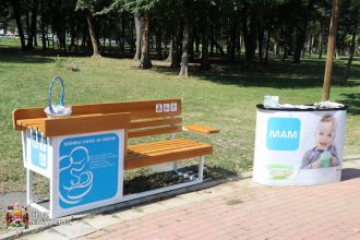 У Крагујевцу постављена прва МАМ клупа за дојење