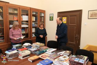 Grad poklonio blizu 300 knjiga za biblioteku Prve kragujevačke gimnazije