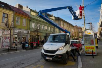 Počelo postavljanje novogodišnje rasvete u Kragujevcu