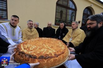 Lomljenje božićne česnice u porti Stare crkve u Kragujevcu