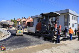 Радови на асфалтирању улице Косте Војиновића приводе се крају