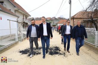 Asfaltirana Ulica Borivoja Agatonovića u Malim Pčelicama